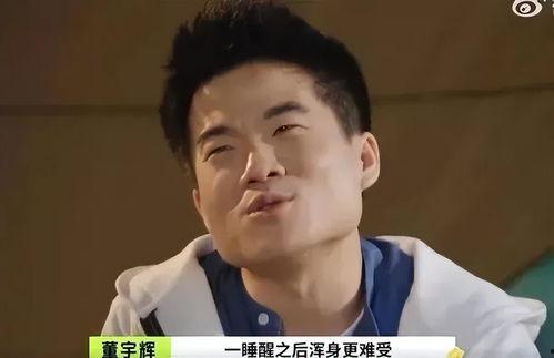 董宇辉吃瓜吃自己头上,幽默化解尴尬场面